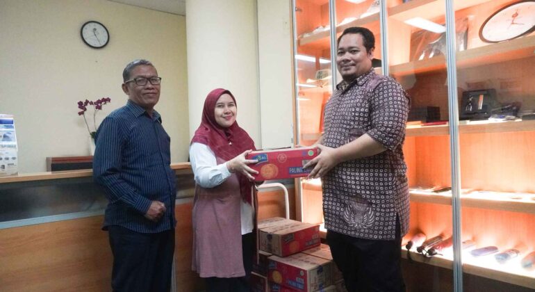 BP Biswaf IPB University Salurkan Donasi Makanan Ringan Biskuit Ikamatabagsel