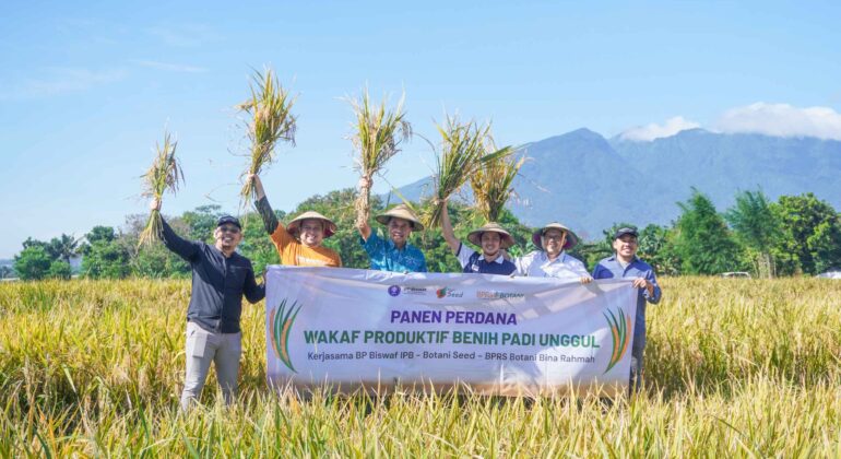 Nazhir IPB Lakukan Panen Perdana Wakaf Produktif Benih Padi Unggul IPB 3S dan IPB 9G